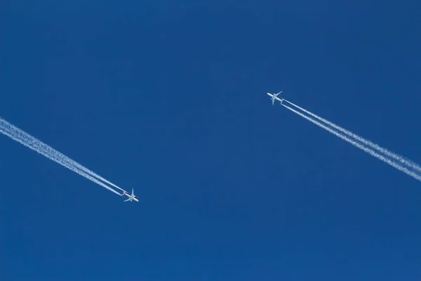 Bucarest Roumanie Décembre 2019 Deux Avions Volent Direction Opposée Sur — Photo