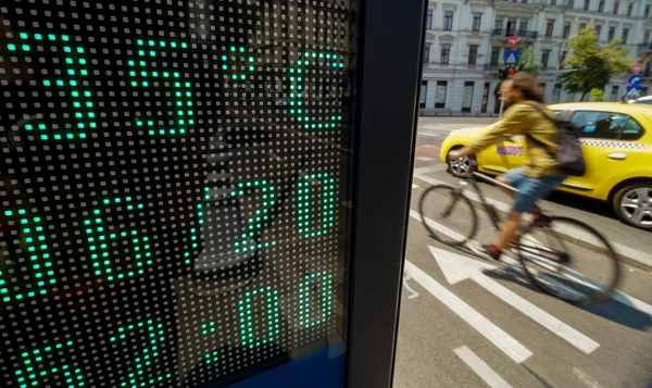 Bükreş, Romanya - 30 Haziran 2020: 35 ° C (95 fahrenheit), Bükreş şehir merkezindeki bir sokakta sıcak bir yaz gününde dijital termometreyle gösterilen sıcaklıktır. Yazı işleri için resim.