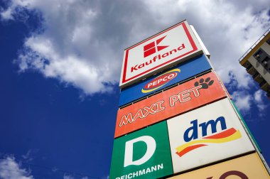 Bükreş, Romanya - 14 Nisan 2020: Alman süpermarket şirketi Kaufland 'in belirtileri Romanya' nın Bükreş kentindeki bir alışveriş merkezi sinyal kulesinde görülüyor. Bu resim sadece editörler içindir..
