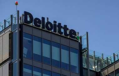 Bükreş, Romanya - 12 Mayıs 2020: İngiliz denetim & güvence logosu, danışmanlık, mali danışmanlık, risk danışmanlığı, vergi ve ilgili hizmetler Deloitte Bükreş 'teki bir binanın tepesinde görülüyor.