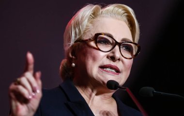 Bükreş, Romanya - 12 Ekim 2019: Sosyal Demokrat Parti (PSD) genel başkanı Viorica Dancila, Romanya 'nın Bükreş' teki cumhurbaşkanlığına adaylığını koyduğu etkinlikte konuştu..