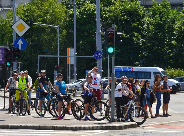 Бухарест Румыния Мая 2020 Года Люди Велосипедах Ждут Перейти Улицу — стоковое фото