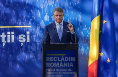 Bükreş, Romanya - 01 Temmuz 2020: Romanya cumhurbaşkanı Klaus Iohannis Romanya 'nın Yeniden İnşa Edilmesi - Ulusal Yatırım ve Ekonomik Yeniden Başlatma Planında konuştu.
