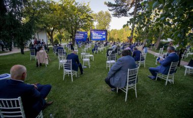 Bükreş, Romanya - 01 Temmuz 2020: Ekonomi Bakanı Virgil Popescu, Romanya 'nın Yeniden İnşa Edilmesi sırasında Cumhurbaşkanı Klaus Iohannis' e gülümsedi - Ulusal Yatırım ve Ekonomik Yeniden Başlatma Planı.