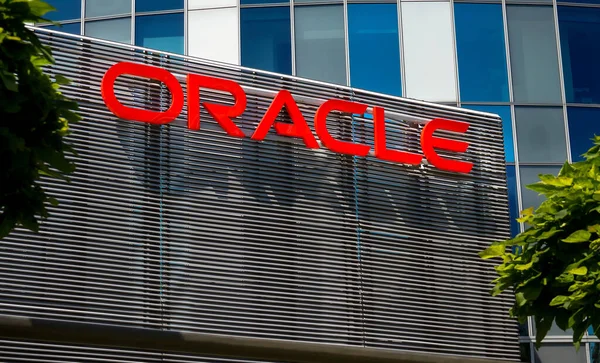 Bükreş, Romanya - 25 Haziran 2020: Romanya 'nın Bükreş kentindeki SkyTower ofis binasının zemin katındaki bir mimari metal çitin tepesinde Kahin logosu görülüyor. Sadece yazı işleri için resim.