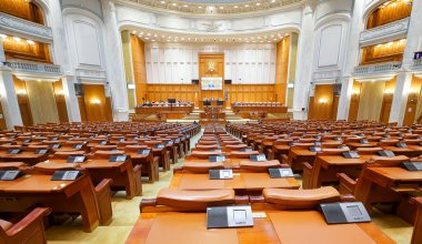 Bükreş, Romanya - 09 Temmuz 2020: Romanya 'nın Bükreş kentindeki Milletvekilleri Meclisi' nin çevrimiçi genel kurulunda salgın veya biyolojik risk durumunda karantina ve tecrit yasası kabul edildi.