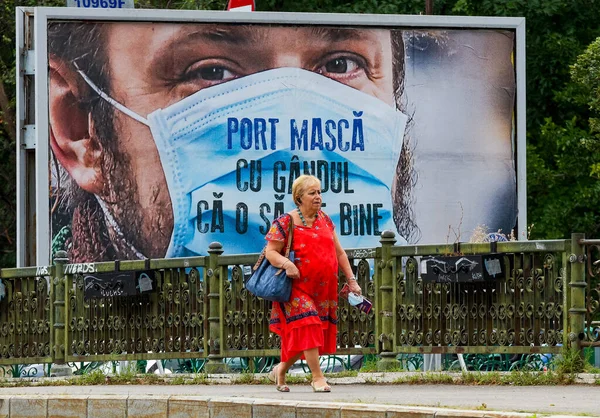 Bukurešť Rumunsko Července 2020 Žena Kráčí Před Reklamou Která Součástí — Stock fotografie