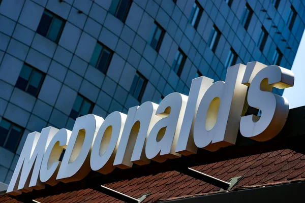 Bucarest Rumania Junio 2020 Logotipo Compañía Mcdonald Comida Rápida Muestra —  Fotos de Stock