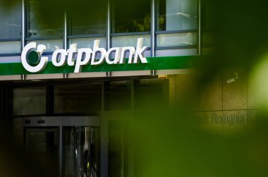 Bükreş, Romanya - 28 Haziran 2020: Macaristan banka şubesi OTP Bank 'ın logosu Romanya' nın Bükreş kentindeki bir binanın girişinde sergileniyor.