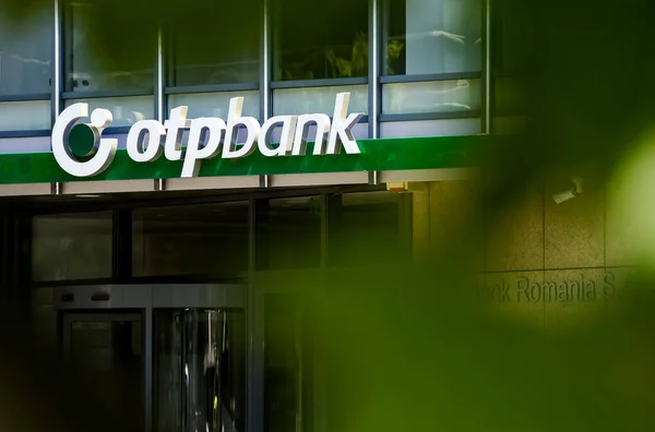Bükreş, Romanya - 28 Haziran 2020: Macaristan banka şubesi OTP Bank 'ın logosu Romanya' nın Bükreş kentindeki bir binanın girişinde sergileniyor.