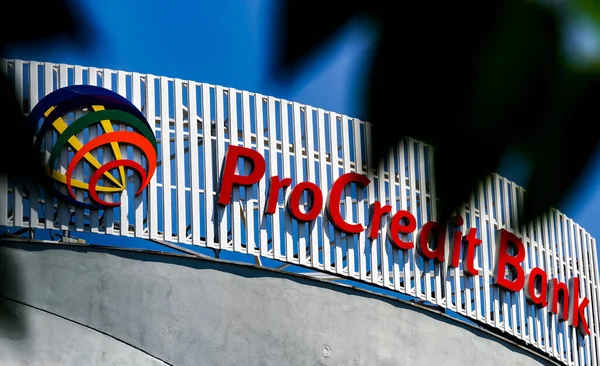 Bükreş, Romanya - 28 Haziran 2020: Romanya 'nın eski Miro Bank bankasının logosu Romanya' nın Bükreş kentindeki bir binanın tepesinde sergileniyor.