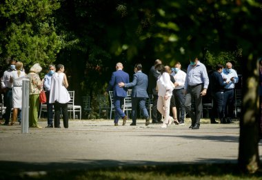 Bükreş, Romanya - 02 Ağustos 2020: Ulusal Siyasi Büro 'daki Rares Bogdan ve Ludoviç Orban (C), Ulusal Liberal Parti' deki yerel seçimler için adayları onaylamak üzere bir araya geldi..