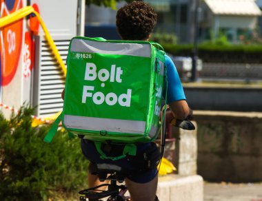 Bükreş, Romanya - 23 Temmuz 2020: Bir Bolt Gıda kuryesi Romanya 'nın Bükreş kentinde gıda dağıtımı yapıyor.