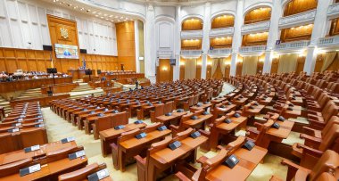 Bükreş, Romanya - 09 Temmuz 2020: Romanya 'nın Bükreş kentindeki Milletvekilleri Meclisi' nin çevrimiçi genel kurulunda salgın veya biyolojik risk durumunda karantina ve tecrit yasası kabul edildi.