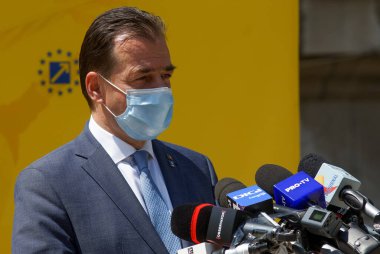 Bükreş, Romanya - 02 Ağustos 2020: Ludoviç Orban, Ulusal Liberal Parti 'nin yerel seçimler için adayları onaylamak amacıyla Ulusal Siyasi Büro' da basın açıklaması yaptı.