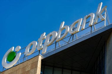 Bükreş, Romanya - 28 Haziran 2020: Macaristan banka şubesi OTP Bank 'ın logosu Romanya' nın Bükreş kentindeki bir binanın tepesinde sergileniyor.