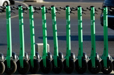 Bükreş, Romanya - 10 Ağustos 2020: Bükreş 'te kaldırıma park edilmiş elektrikli mobiletler. Bu resim sadece editörler içindir..