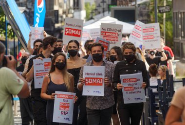 Bükreş, Romanya - 19 Ağustos 2020: Restoran çalışanlarının kapalı mekanlarda yemek yeme yasağına ve hükümetin eski merkezde Covid-19 ile mücadele etmek için aldığı yanlış tedbirlere karşı protestosu.