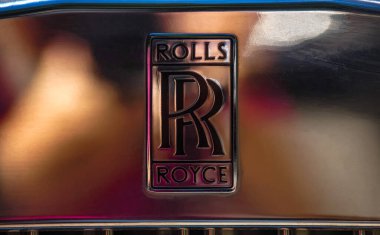Bükreş, Romanya - 28 Haziran 2020: Rolls Royce radyatör ızgarasının üzerinde gümüş ve siyah renkli bir RR logosu görülüyor. Bu resim sadece editörler içindir..