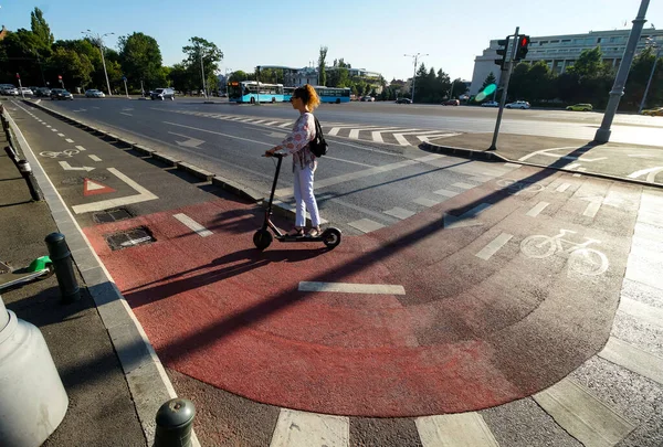Bukarest Rumänien August 2020 Menschen Fahren Elektroroller Auf Dem Fahrradweg — Stockfoto