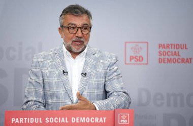Bükreş, Romanya - 05 Temmuz 2020: PSD Senatörü Lucian Romascanu Bükreş 'teki parti genel merkezinde basın toplantısı düzenledi.