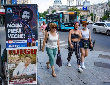 Bükreş, Romanya - 29 Haziran 2020: Romanya Virgin Radyosu Romanya işbirliğiyle yapılan Pepsi Retro Studio kampanyasının reklamlı bir posterinde Romen şarkıcı Smiley 'nin fotoğrafı.