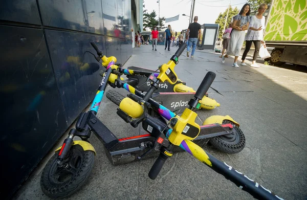 Bucareste Romênia Agosto 2020 Scooters Elétricos Respingo Caíram Uma Calçada — Fotografia de Stock