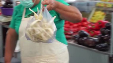 Bükreş, Romanya - 11 Ağustos 2020: Bükreş belediye başkanının basın için düzenlediği sunum sırasında yeni tarım gıda pazarı Piata Sudului 'de sarı fasulye satışı.