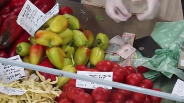 Bükreş, Romanya - 11 Ağustos 2020: Bükreş belediye başkanının basın için düzenlediği sunum sırasında yeni tarım gıda pazarı Piata Sudului 'de tatlı biber satışı.