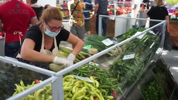 Bukarest Rumänien Augusti 2020 Hot Peppers Säljer Den Nya Livsmedelsmarknaden — Stockvideo