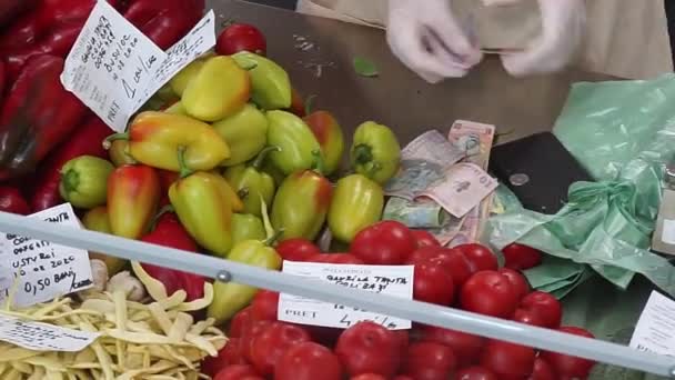 Bukarest Rumänien Augusti 2020 Sötpaprika Säljer Den Nya Livsmedelsmarknaden Piata — Stockvideo