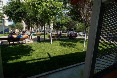 Bükreş, Romanya - 26 Haziran 2020 Berceni Mahallesi 'nde 4. bölgenin belediye başkanı Daniel Baluta ve Bükreş belediye başkanı Gabriela Firea tarafından çok katlı otoparkın açılışı gerçekleşti..