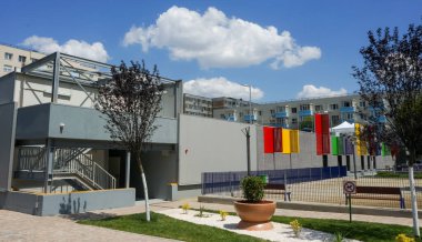 Bükreş, Romanya - 26 Haziran 2020 Berceni Mahallesi 'nde 4. bölgenin belediye başkanı Daniel Baluta ve Bükreş belediye başkanı Gabriela Firea tarafından çok katlı otoparkın açılışı gerçekleşti..