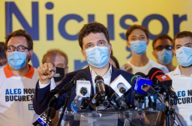 Bükreş, Romanya - 27 Eylül 2020: PNL ve USR-PLUS 'un yardımıyla aday olan Nicusor Dan, çıkış anketine göre Bükreş' in yeni seçilmiş belediye başkanı olduğunu iddia eden basına konuştu..