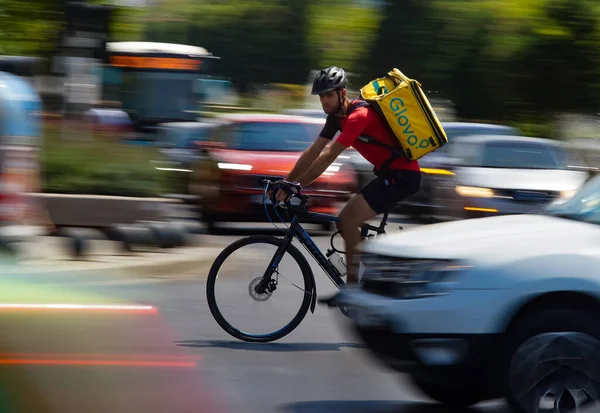 Bucareste Romênia Agosto 2020 Mensageiro Entrega Alimentos Glovo Uma Bicicleta — Fotografia de Stock