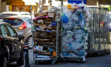 Bükreş, Romanya - 17 Ağustos 2020: Bükreş 'te kaldırımdaki bir süpermarketten geri dönüşümlü ambalaj dolu stantlar.