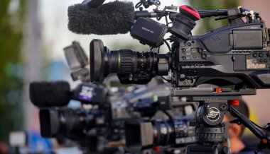 Bükreş, Romanya - 29 Eylül 2020: Bükreş 'te düzenlenen basın etkinliğinde bir haber kanalının Sony CineAlta XDCAM HD omuz kamerası görülüyor.