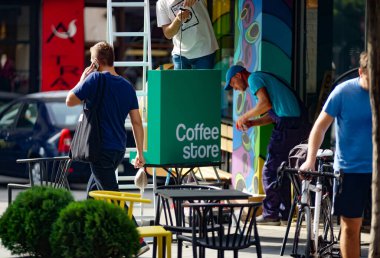 Bükreş, Romanya - 05 Ekim 2020 Bükreş 'te bir kafenin duvarına asılmak üzere işçiler tarafından yeşil bir 