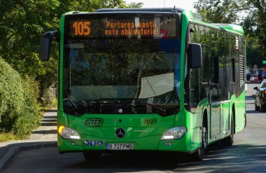 Bükreş, Romanya - 27 Eylül 2020: Bir toplu taşıma otobüsü Mercedes Citaro Hybrid Bükreş 'teki bir bulvarda trafikte kullanılıyor. Bu görüntü sadece yazı işleri için..