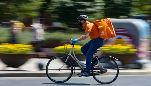 Bucareste Romênia Agosto 2020 Mensageiro Entrega Comida Takeaway Uma Bicicleta — Fotografia de Stock