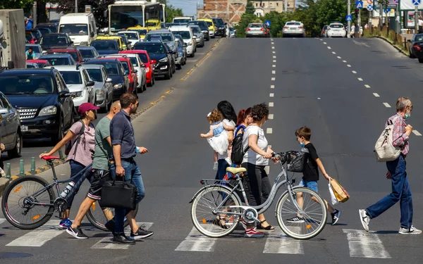 Bucharest Romania July 2020 People Cross Street Unirii Square Downtown — Stockfoto