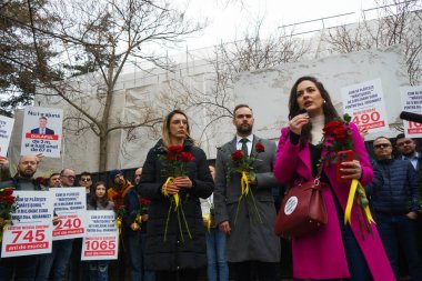 Bükreş, Romanya - 1. Mar, 2024: SSCB üyeleri Romanya Cumhurbaşkanı Klaus Iohannis 'i 7 milyon avroluk harcamalarla kendisine hazırlanan protokol villası önünde protesto ettiler