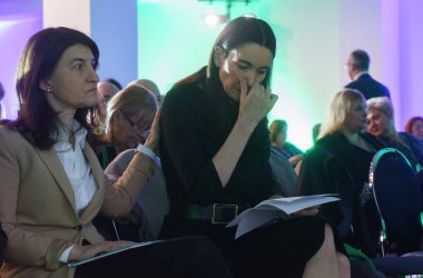 Bükreş, Romanya - 2. Mar, 2024: Violeta Alexandru (L), sağ (FD) partisi başkan yardımcısı ve birinci bölge belediye başkanı Clotilde Armand (C) FD seçim konferansına katıldılar..