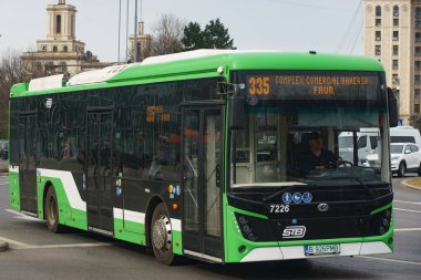 Bükreş, Romanya - 02 Mart 2024: Bükreş 'te bir toplu taşıma otobüsü BMC Truck ve Full Electric, Bükreş' teki bir bulvarda trafikte kullanılıyor. Bu resim sadece editörler içindir..
