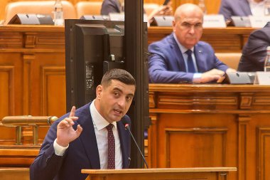 Bükreş, Romanya. 7 Sep 2025: Romanya Başbakanı ve Ulusal Liberal Parti (PNL) genel başkanı Ilie Bolojan, Romanya Birliği (AUR) lideri Yorgo Simion (L), dört mo ile ilgili tartışmalara bakarken,