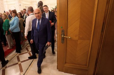 Bükreş, Romanya. 7 Eylül 2025: Romanya Başbakanı Ilie Bolojan, Rumen İttifakı 'nın (AUR) hükümetin nefes alma kararına tepki olarak sunduğu dört güven oylaması hakkındaki tartışmaya geldi.