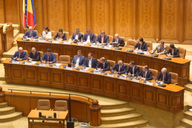 Bükreş, Romanya. 7 Sep 2025: Ilie Bolojan liderliğindeki Romen hükümeti, Rumen Birliği 'nin (AUR) solunum yapma kararına tepki olarak sunduğu dört güven oylaması hakkındaki tartışmaya katıldı.