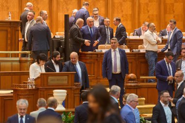 Bükreş, Romanya. 7 Eylül 2025: Romanya Başbakanı Ilie Bolojan (ortada), Rumen Birliği 'nin (AUR) hükümetin assu hakkındaki kararına tepki olarak sunduğu dört güven oylaması hakkındaki tartışmaya katıldı.