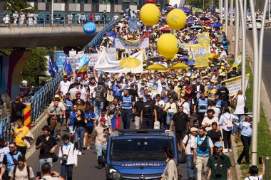 Bükreş, Romanya. 8. Sep 2025: Öğretmenler ilk okul gününde Bakan Daniel Davids 'in istifasını, öğretim saatlerindeki reformları, okul birleşmelerini ve aşırı kalabalık sınıfları protesto ederek protesto ettiler.