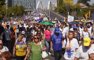 Bükreş, Romanya. 8. Sep 2025: Öğretmenler ilk okul gününde Bakan Daniel Davids 'in istifasını, öğretim saatlerindeki reformları, okul birleşmelerini ve aşırı kalabalık sınıfları protesto ederek protesto ettiler.